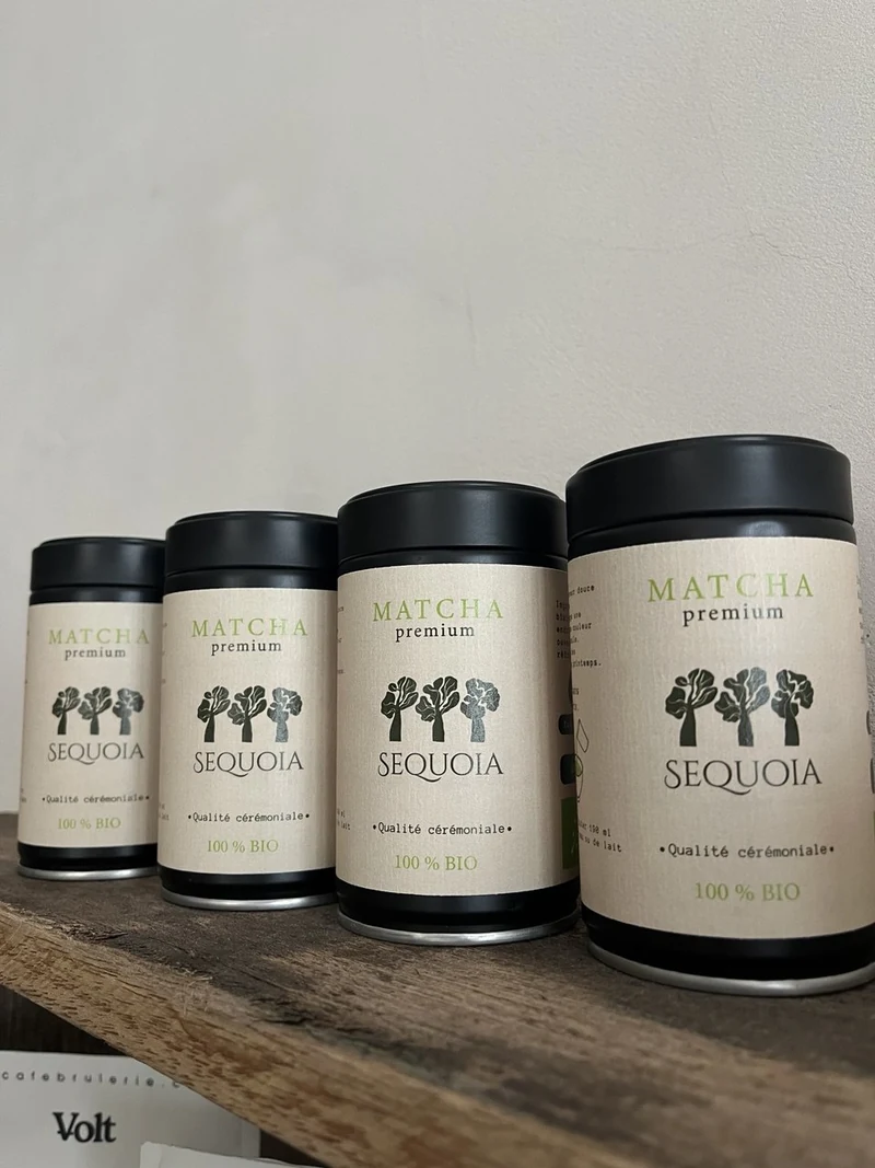 Несколько напитков с айдентикой SEQUOIA