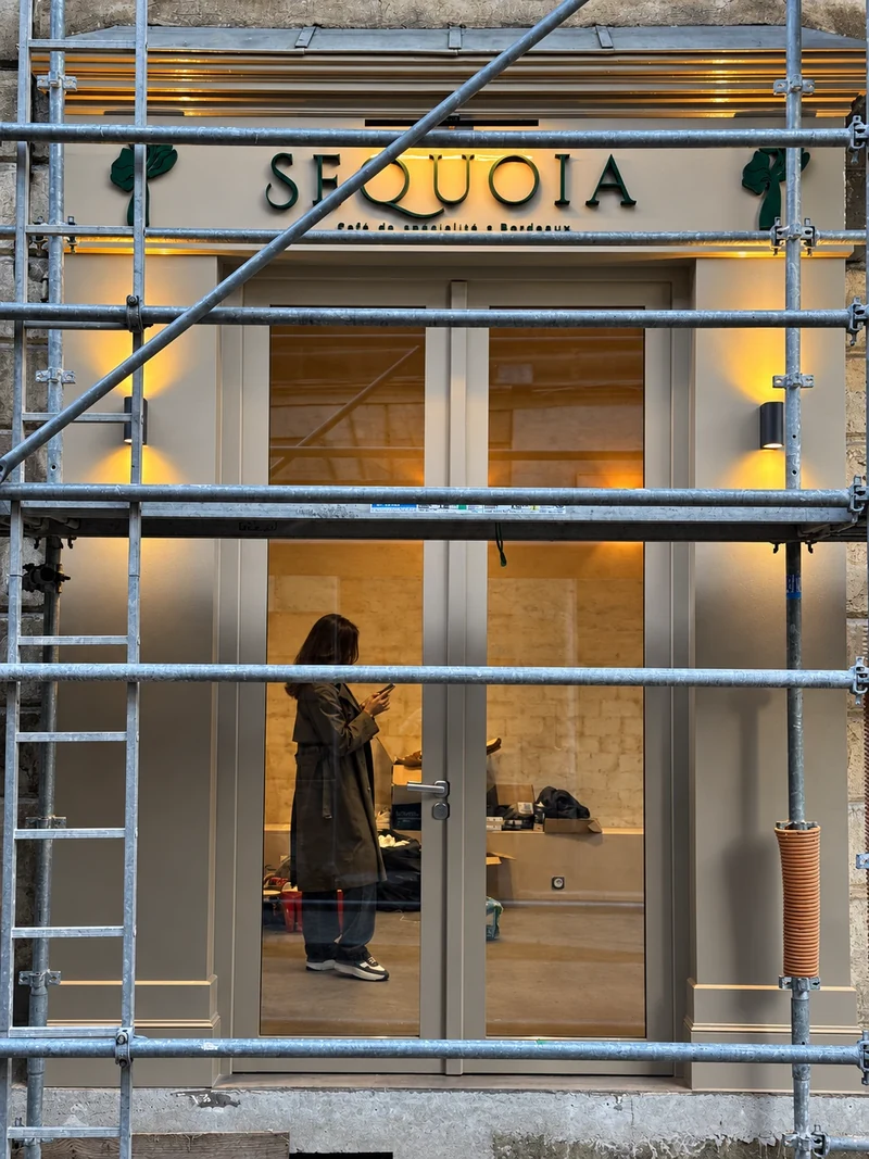 Установка вывески SEQUOIA на фасаде кофейни