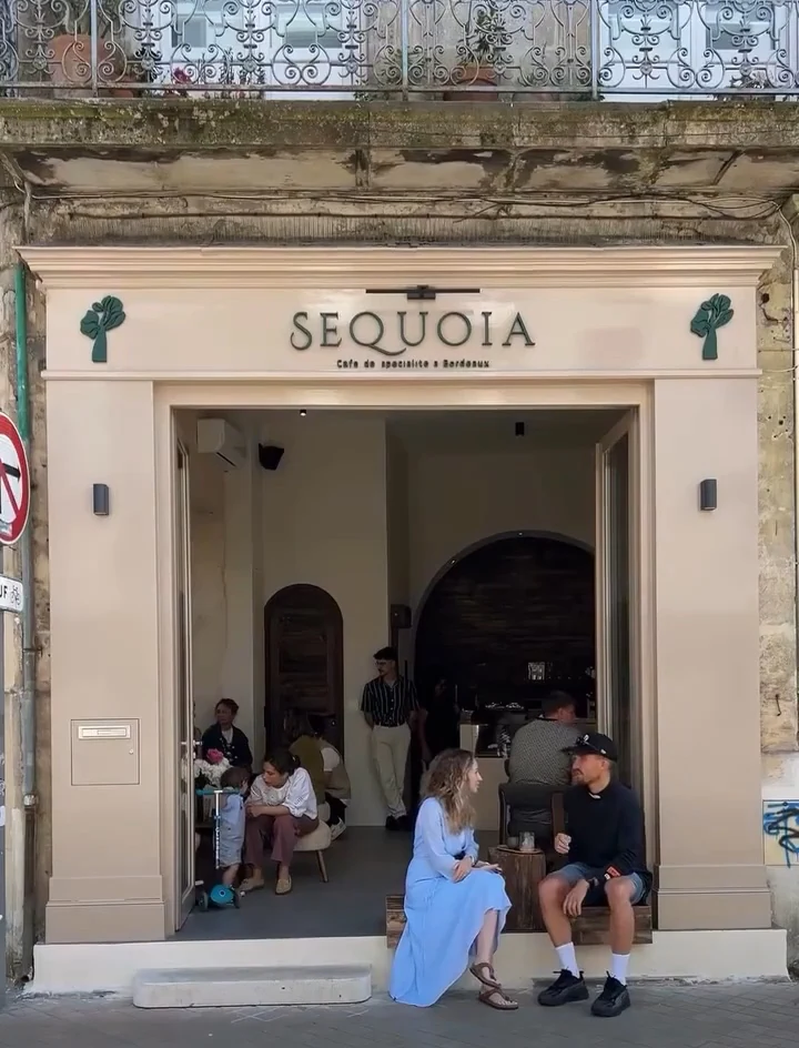 Готовая кофейня SEQUOIA с вывеской на фасаде и гостями